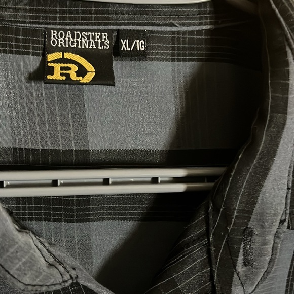 Black checkered short sleeve shirt buttons. B5 - Picture 3 of 4